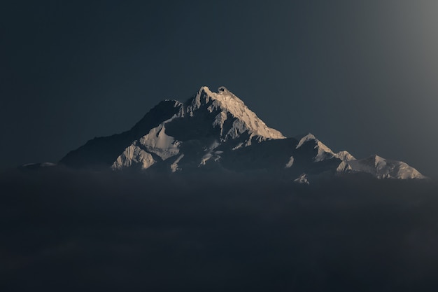 重庆昨天夜晚为什么会地震,不是说重庆不在地震带上吗